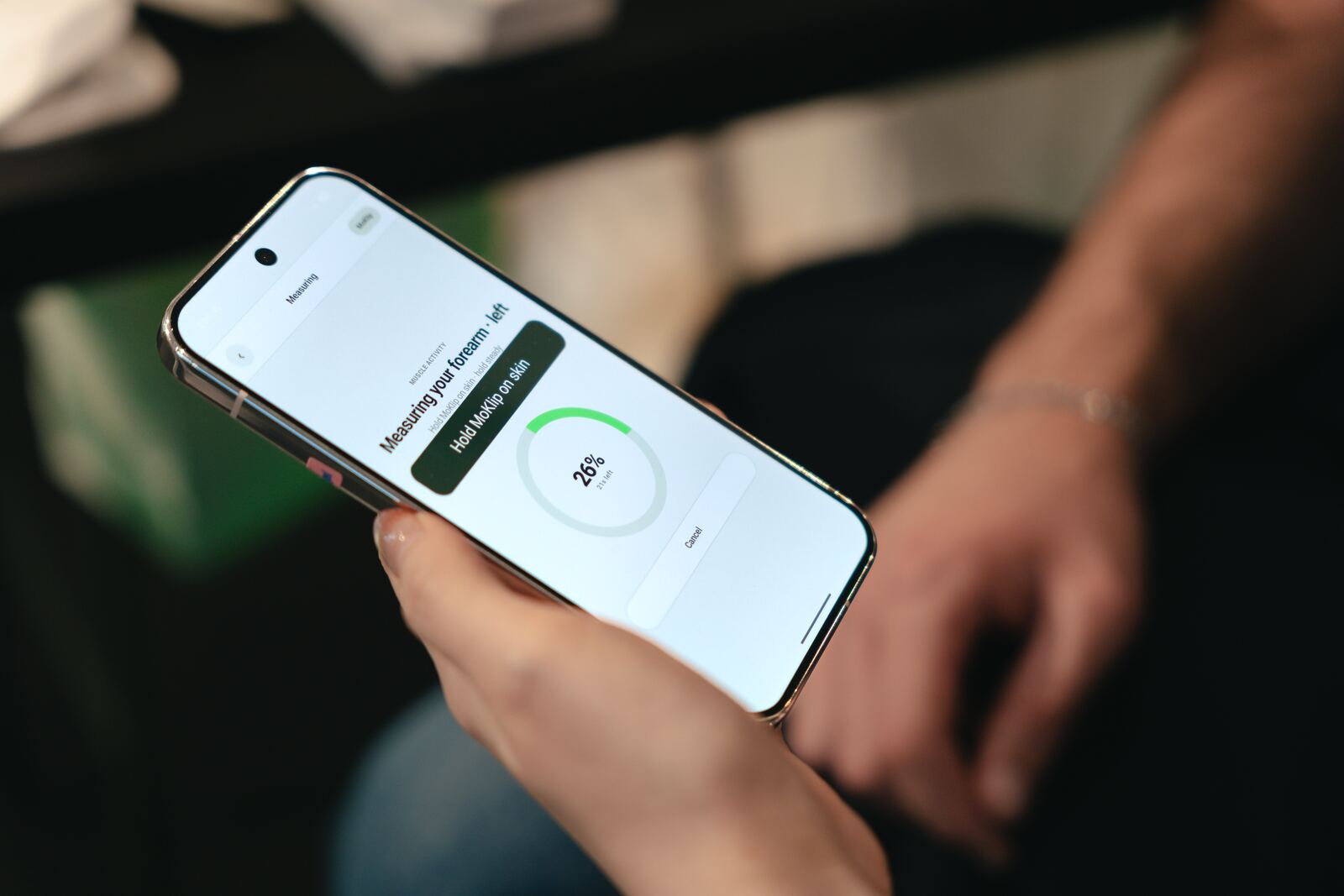 Companion app measuring on a phone at the MoKlip stand