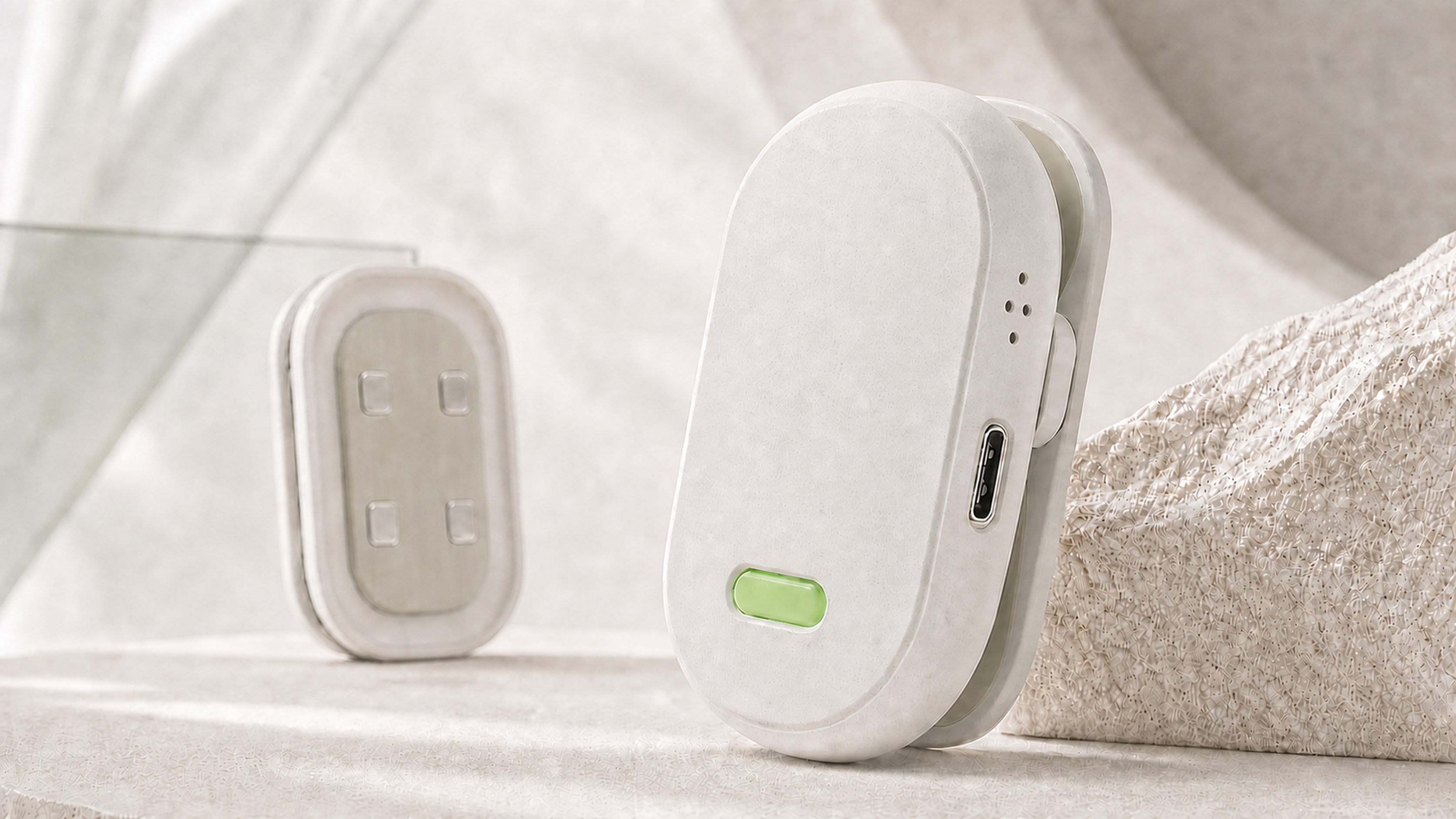 MoKlip concept with a 1-2-1 acoustic grille and consistently aligned USB-C port, with the integrated rear electrodes visible in the background